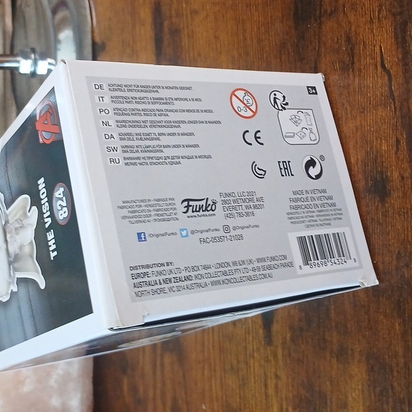 Funko Pop! The Vision White and Gray Figure - Picture 7 of 7